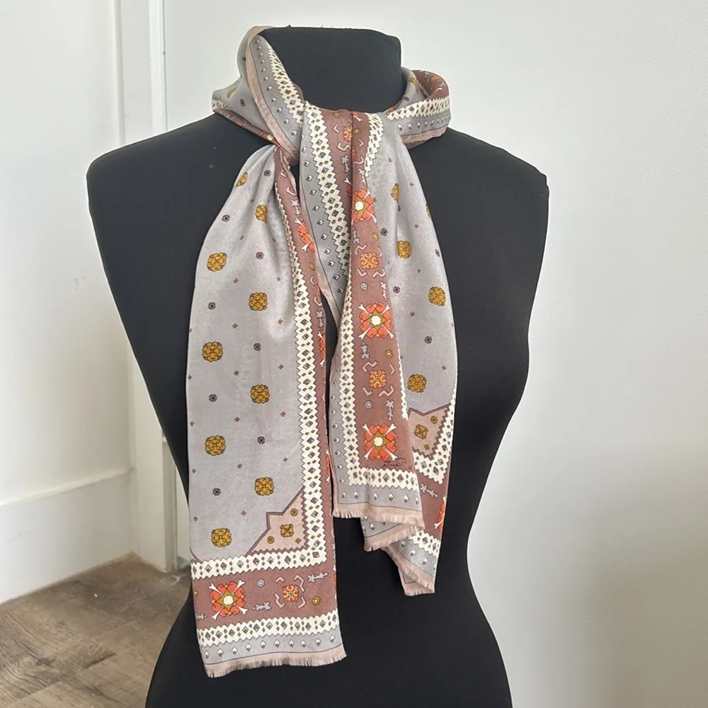 Oscar de la Renta 100% Silk Scarf - Picture 3 of 3